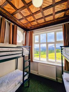 Pokój z 2 łóżkami piętrowymi i oknem w obiekcie YHA Windermere w mieście Troutbeck