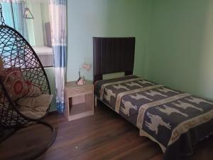 um pequeno quarto com uma cama e uma cadeira em DEPARTAMENTO EN YANAHUARA 3er piso em Arequipa