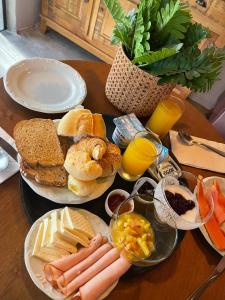 una mesa con platos de comida en una mesa en Pousada Santa Thereza, en Serra Negra