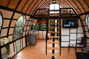 una camera con scala a chiocciola in una yurta di Chalet Petit Verdot a Medellín
