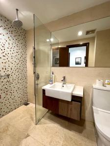 y baño con lavabo, aseo y espejo. en KL city 2 room in Regalia suites @ KLCC view infinity pool en Kuala Lumpur