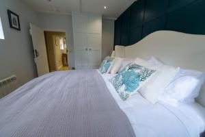 ein Schlafzimmer mit einem großen weißen Bett und Kissen in der Unterkunft Weaver's Cottage in Smarden