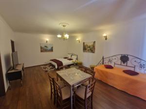 um quarto com duas camas e uma mesa com cadeiras em 5* Royal House near Unirii Square em Cluj-Napoca
