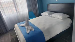 Un dormitorio con una cama con una toalla. en Lucky`s Hotel & Casino, en San Isidro