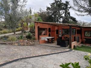 a small house with a patio and a table at casa colores de la montaña in Villa de Leyva