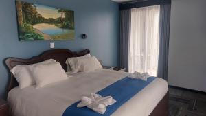 Un dormitorio con una cama grande con flores. en Lucky`s Hotel & Casino, en San Isidro