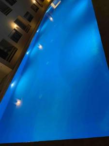 uitzicht op een blauw zwembad in een gebouw bij Appartement luxueux au centre de marrakech in Marrakesh
