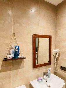 een badkamer met een wastafel en een spiegel bij Appartement luxueux au centre de marrakech in Marrakesh