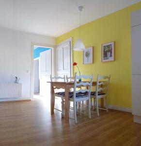 a dining room with a table and chairs at Ferienwohnung Erz in Kinheim