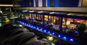 uma vista para um edifício à noite com luzes azuis em Hampton by Hilton Samsun em Samsun