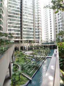 vistas a un edificio con río y edificios en KL city 2 room in Regalia suites @ KLCC view infinity pool en Kuala Lumpur