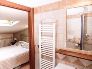 una camera con letto e doccia in vetro di A Casa Mia B&b 2 a Barisciano