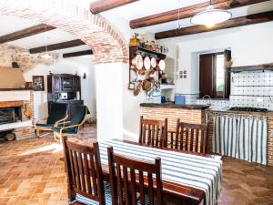una cucina e una sala da pranzo con tavolo e sedie di A Casa Mia B&b 2 a Barisciano