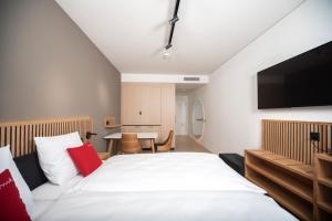 Postel nebo postele na pokoji v ubytování Tailormade Hotel BAB Bachenbülach