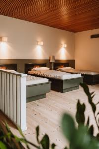 een kamer met 2 bedden en een trap bij Boutique-Hotel Ballguthof am Golfplatz in Lana