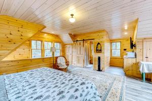 1 dormitorio con 1 cama en una cabaña de madera en Kineo Studio, en Rockwood