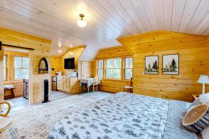 1 dormitorio con 1 cama en una habitación con paredes de madera en Kineo Studio, en Rockwood