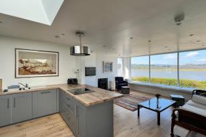 Kuchyň nebo kuchyňský kout v ubytování Shorepark - waterfront cottage with stunning views