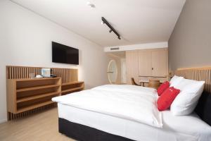Postel nebo postele na pokoji v ubytování Tailormade Hotel BAB Bachenbülach