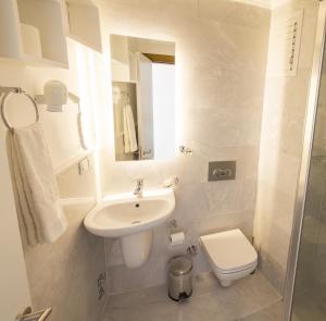 Phòng tắm tại Defne Hotel