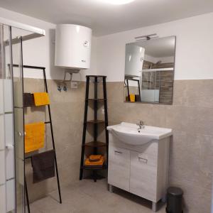 Bilik mandi di Casa Labirinto vakantie-appartementen