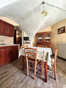 a kitchen with a table and chairs in a room at B&B Terra di confine in Venalzio