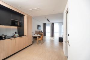 Kuchyň nebo kuchyňský kout v ubytování Tailormade Hotel BAB Bachenbülach