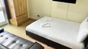 מיטה או מיטות בחדר ב-Budget 2 Bedroom Apartment in Paddington