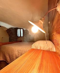 una camera da letto con un letto con una lampada sopra di B&B Terra di confine a Venalzio