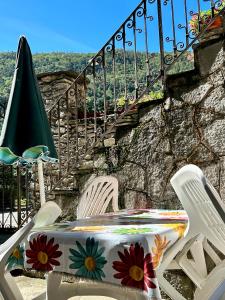 a table with two chairs and an umbrella and stairs at B&B Terra di confine in Venalzio