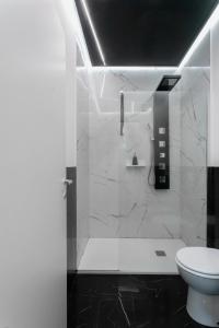 ミラノにあるElegant Sweet Home Suite - Milan, 15 minute Duomoのシャワーとトイレ付きの白いバスルーム +13枚の写真