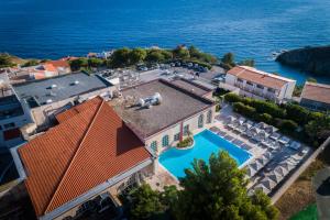 eine Luftansicht eines Hauses mit Pool in der Unterkunft Côté Thalasso Hôtel & Spa Marin in Banyuls-sur-Mer