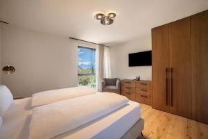 una camera con un grande letto e una televisione di Natur Romantik Apartment Annalena a Castelbello