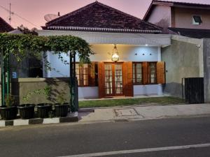 ein Haus mit einer Eingangstür und einer Straße in der Unterkunft House of Kadipaten in Yogyakarta