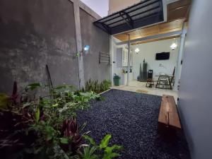 Zimmer mit einem Innenhof mit Pflanzen und einem TV in der Unterkunft House of Kadipaten in Yogyakarta