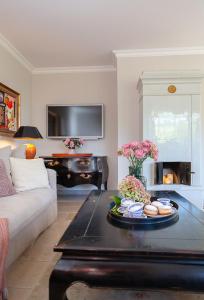 ein Wohnzimmer mit einem Sofa und einem Couchtisch in der Unterkunft Haus Traumzeit in Braderup
