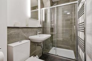 y baño con aseo, lavabo y ducha. en Stunning Central Wakefield Apartment 2 - Parking, en Wakefield