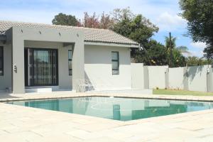 ヨハネスブルグにあるEunathi Cottageの家の前のプール