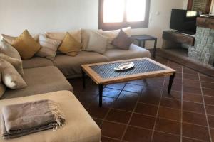 sala de estar con sofá y mesa de centro en Marbella large rustic family villa to rent, en Estepona