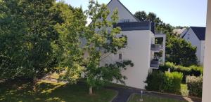 une vue aérienne sur un bâtiment blanc avec un arbre dans l'établissement Au jardin de la seiche, à Noyal-Châtillon-sur-Seich