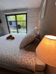 una camera da letto con un letto con cuscini e due lampade di GITE AR MILIN a Cordemais