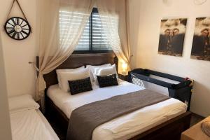 1 dormitorio con cama y ventana en יחידת אירוח קסומה למרגלות הגלבוע, en Sede Terumot