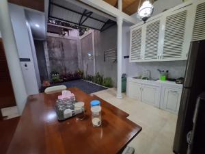 eine Küche mit einem Holztisch im Zimmer in der Unterkunft House of Kadipaten in Yogyakarta