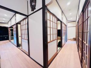 um corredor com portas e janelas num edifício em Jun Resort em Chiba