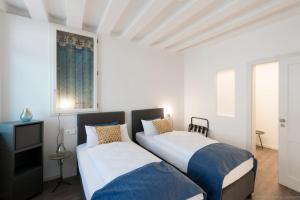 - une chambre avec 2 lits et une fenêtre dans l'établissement Stadthaus Monschau Aqua&Blue (14 Gäste), à Monschau