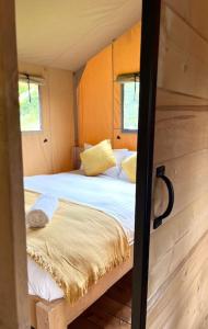 ein Schlafzimmer mit einem Bett in einem kleinen Zimmer in der Unterkunft Seven Hills Hideaway - Blorenge in Llanvetherine