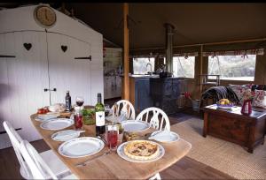 einen Tisch mit Teller Essen auf einem Zimmer in der Unterkunft Seven Hills Hideaway - Blorenge in Llanvetherine