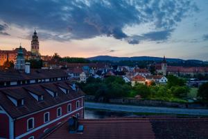 uma vista para uma cidade com um rio e edifícios em Orangerie em Cesky Krumlov