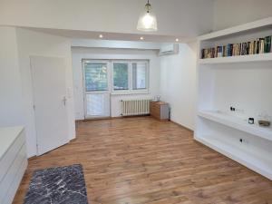 an empty living room with a hard wood floor at Apartmán Neva Gbely in Skalica