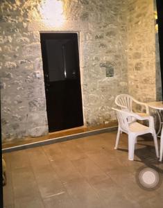a door to a room with a table and chairs at Stone tower east mani 4 in Agriliá